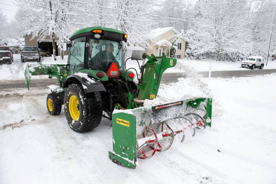 Ultra Snow — Snow removal. De-icing. Blowing. Scraping.