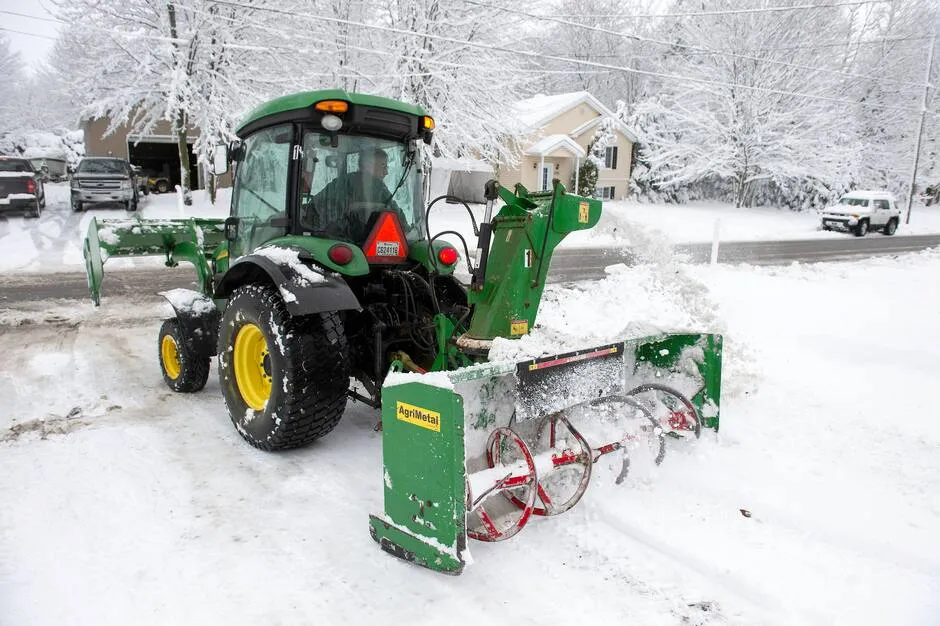 Ultra Snow — Snow removal. De-icing. Blowing. Scraping.
